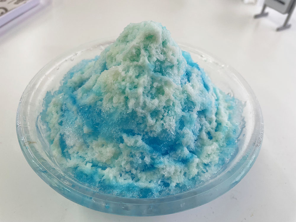 かき氷ブルーハワイ